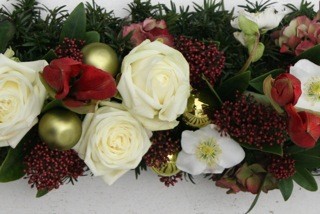 Winterlicher Festtagsschmuck f&uuml;rs Grab