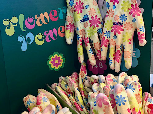 Flower Power f&uuml;r den Saisonstart. Handschuhe anziehen, loslegen, losbl&uuml;hen! &copy; G&auml;rtnerei Klumpen