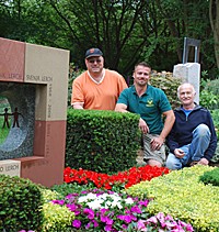 Markus Wetterich, Wiesbaden, Janik Hoffmann, Darmstadt und Werner Muster, Rüsselsheim übernahmen die Sommerbepflanzung in Koblenz für ihre Kollegen 